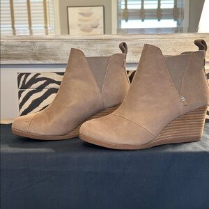 Toms Kelsey model taupe suede wedge heel 
ankle booties Size 7